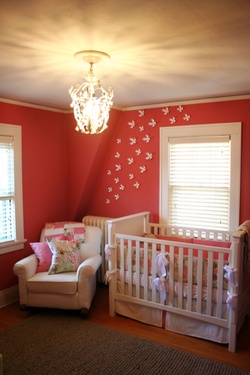 Peinture couleur Corail dans une chambre de bébé